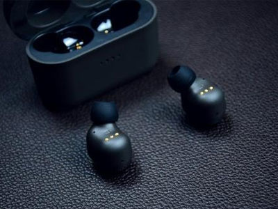 獨(dú)特的藍(lán)牙耳機(jī)設(shè)計(jì)讓您可以聆聽(tīng)不同的聲音。